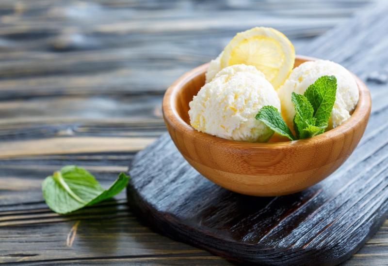 Što bolje osvježava od domaćeg sladoleda od limuna?